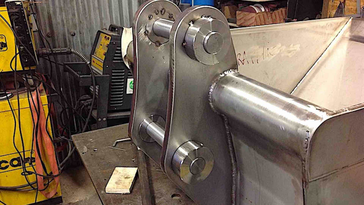 Snodi inox torniti, in posizione prima della saldatura finale a TIG