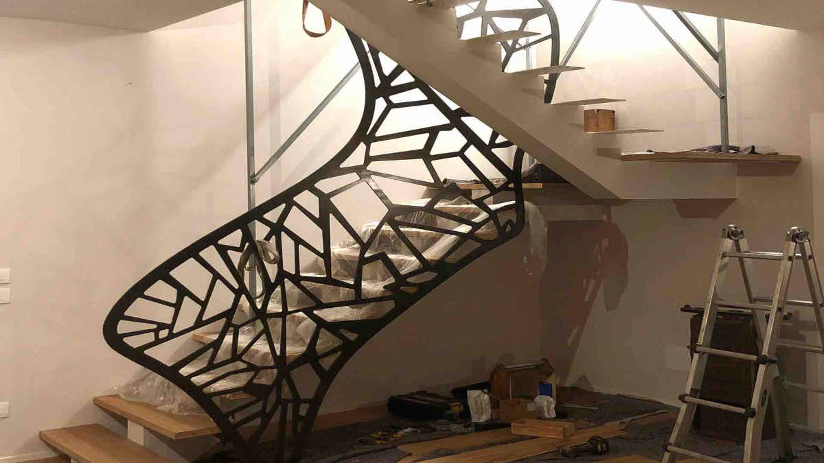 Corrimano Butterfly durante il montaggio in cantiere, scala ancora protetta da teli