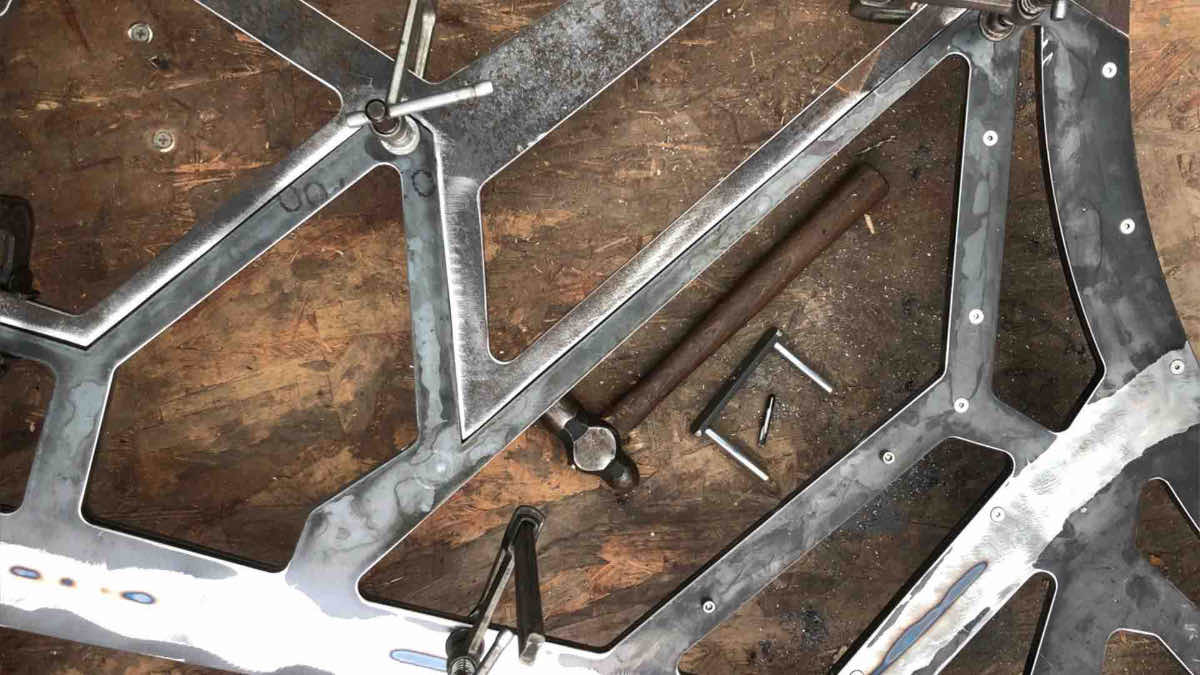 Dettaglio dei punti di giunzione tra i moduli del corrimano Butterfly, elemento non ancora acidificato
