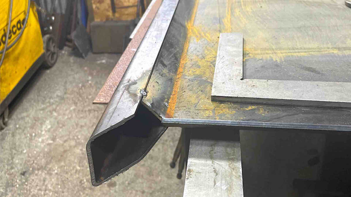 Dettaglio del profilo custom piegato dalla lamiera piana in acciaio corten