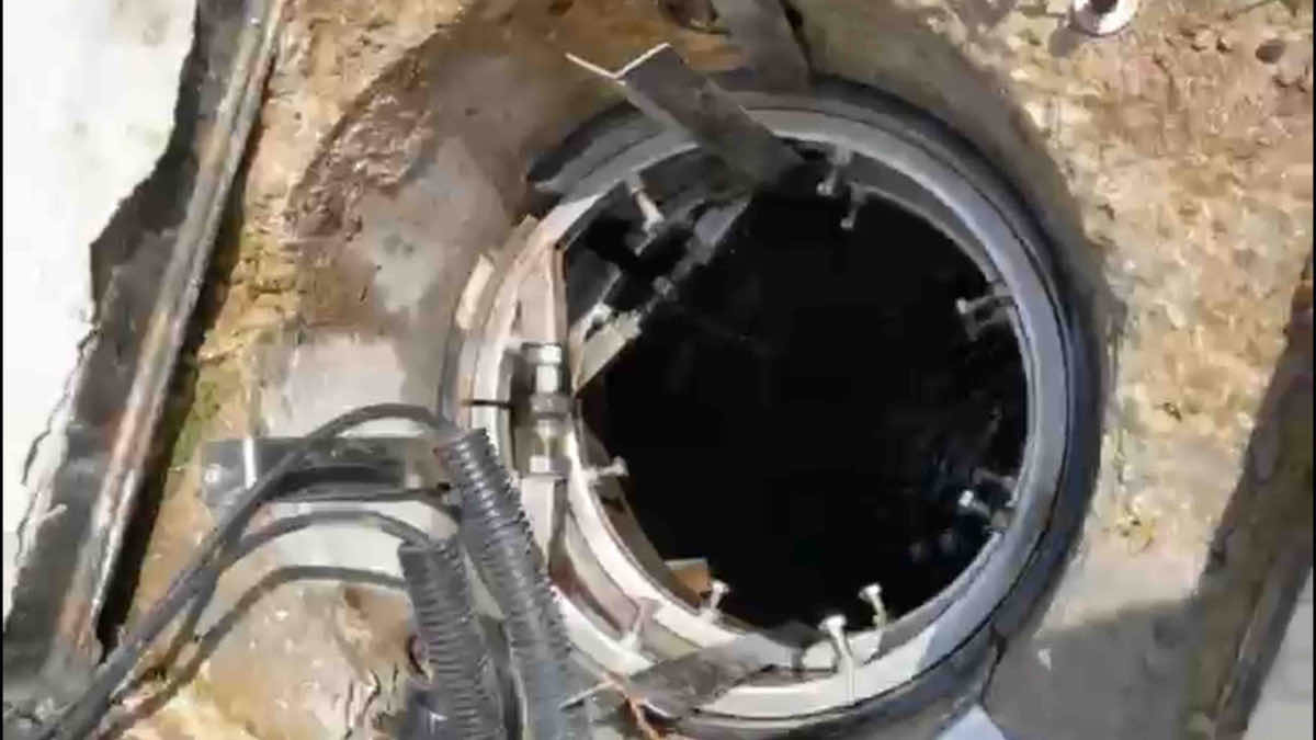 Cilindro in lamiera inox calandrata e telaio di spinta con anello a raggiera, inserito nel pozzetto tecnico