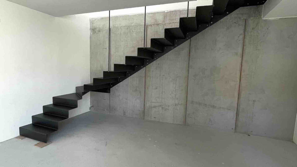 Scala a sbalzo fotografata con il cantiere ancora aperto