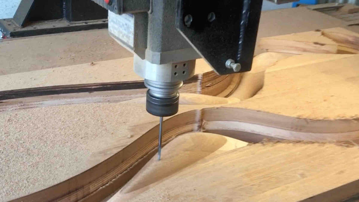 Lavorazione e assemblaggio delle superfici curve