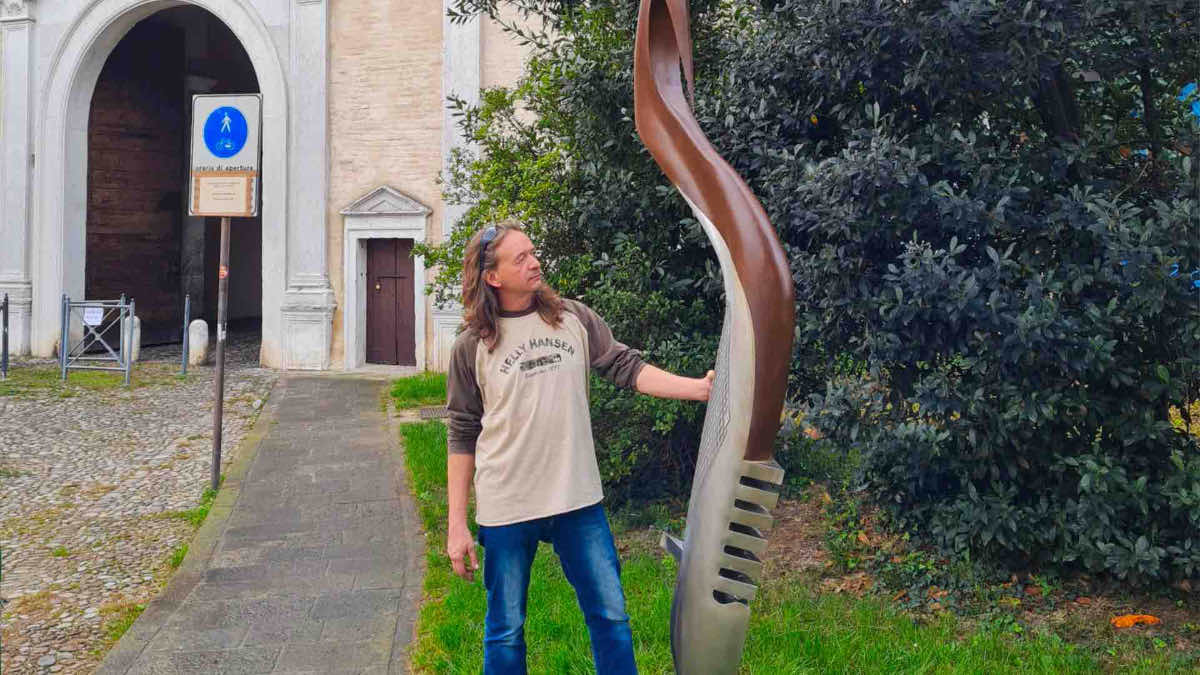 autore Lorenzo Tosato, accanto alla statua La Veneziana