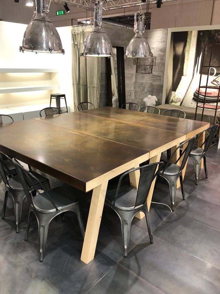 tavoli in lamiera con patina