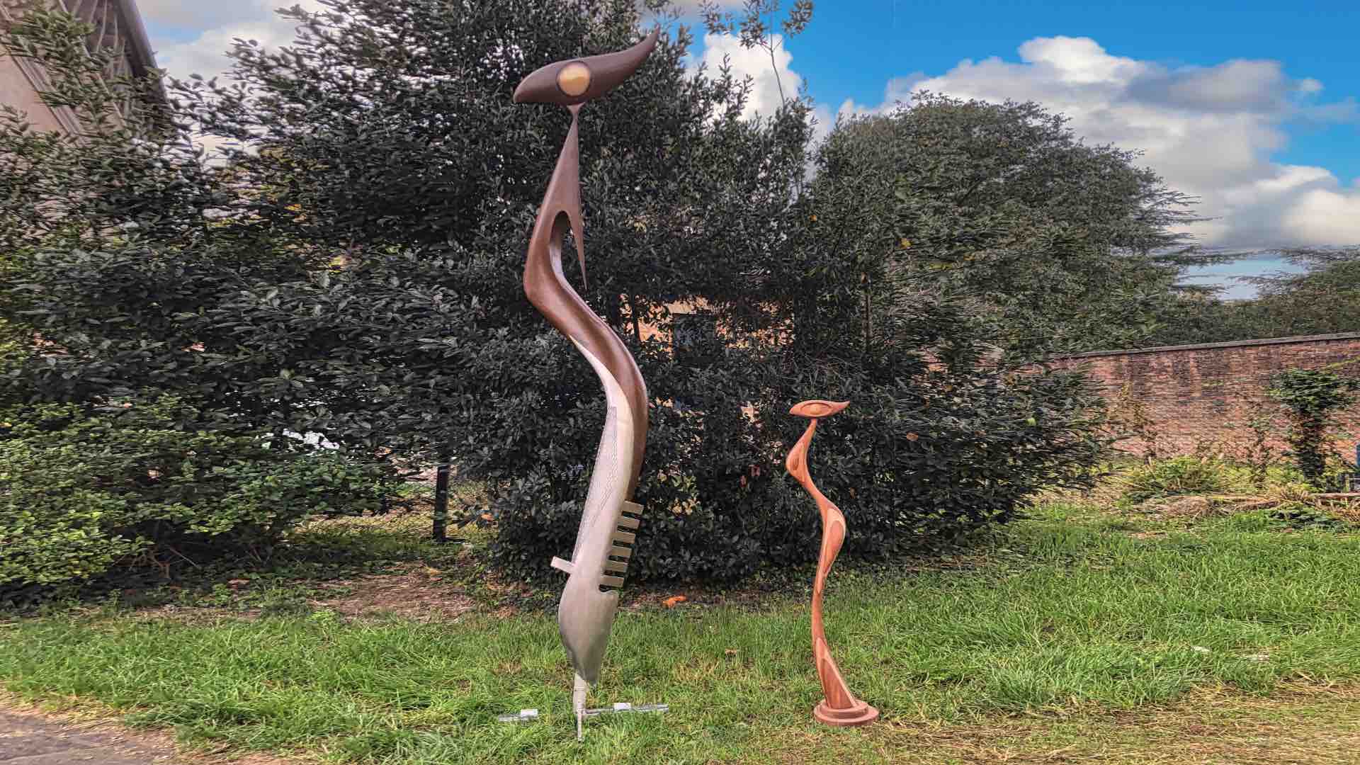 statue in lamiera e legno